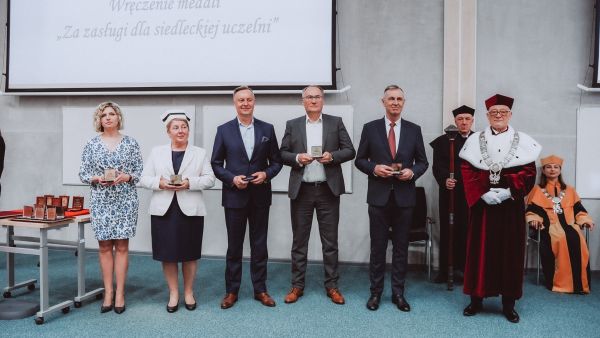 zdjęcie z wręczenia medali za zasługi dla siedleckiej uczelni w trakcie święta Uniwersytetu Przyrodnicz-Humanistycznego w Siedlcach, 17 maja 2023